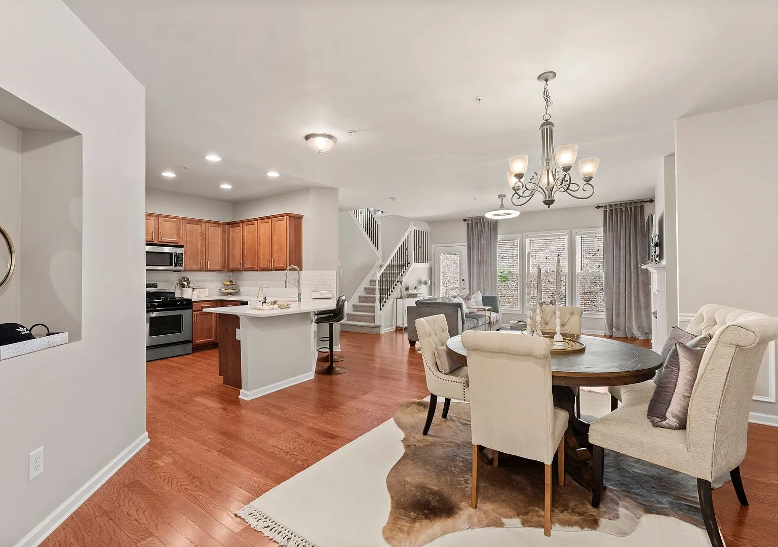 Spacious Townhome 3 Bed / 2.5 Bath - A Must See! — Photo 3