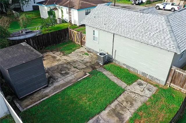3 bed, 1.0 bath, 910 sqft, $1,300 — Photo 2