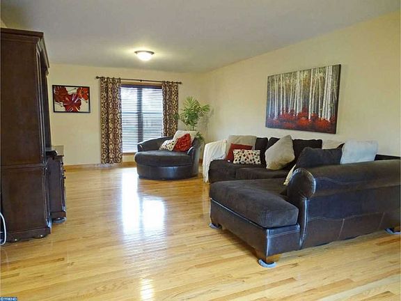 4th image of 7 Monach Ct