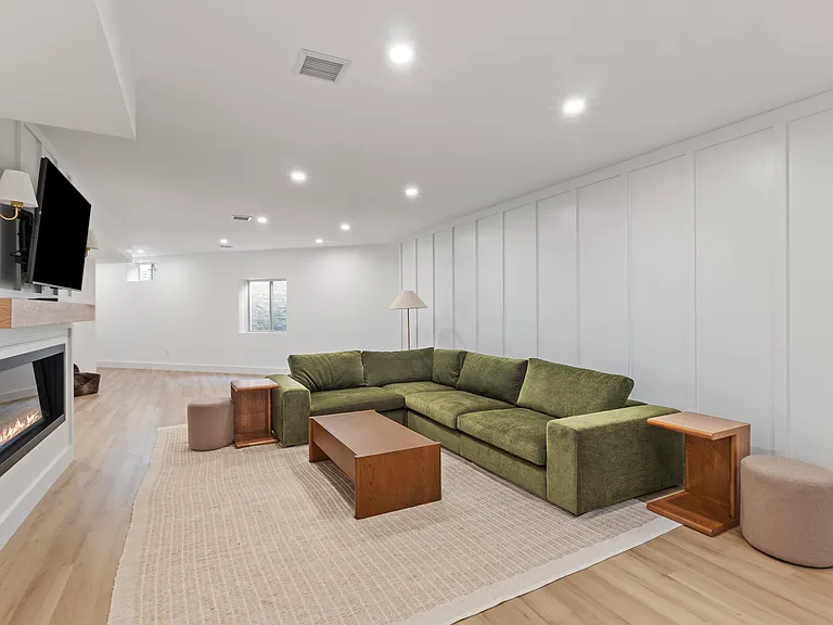 945 Royalton Row — Photo 24