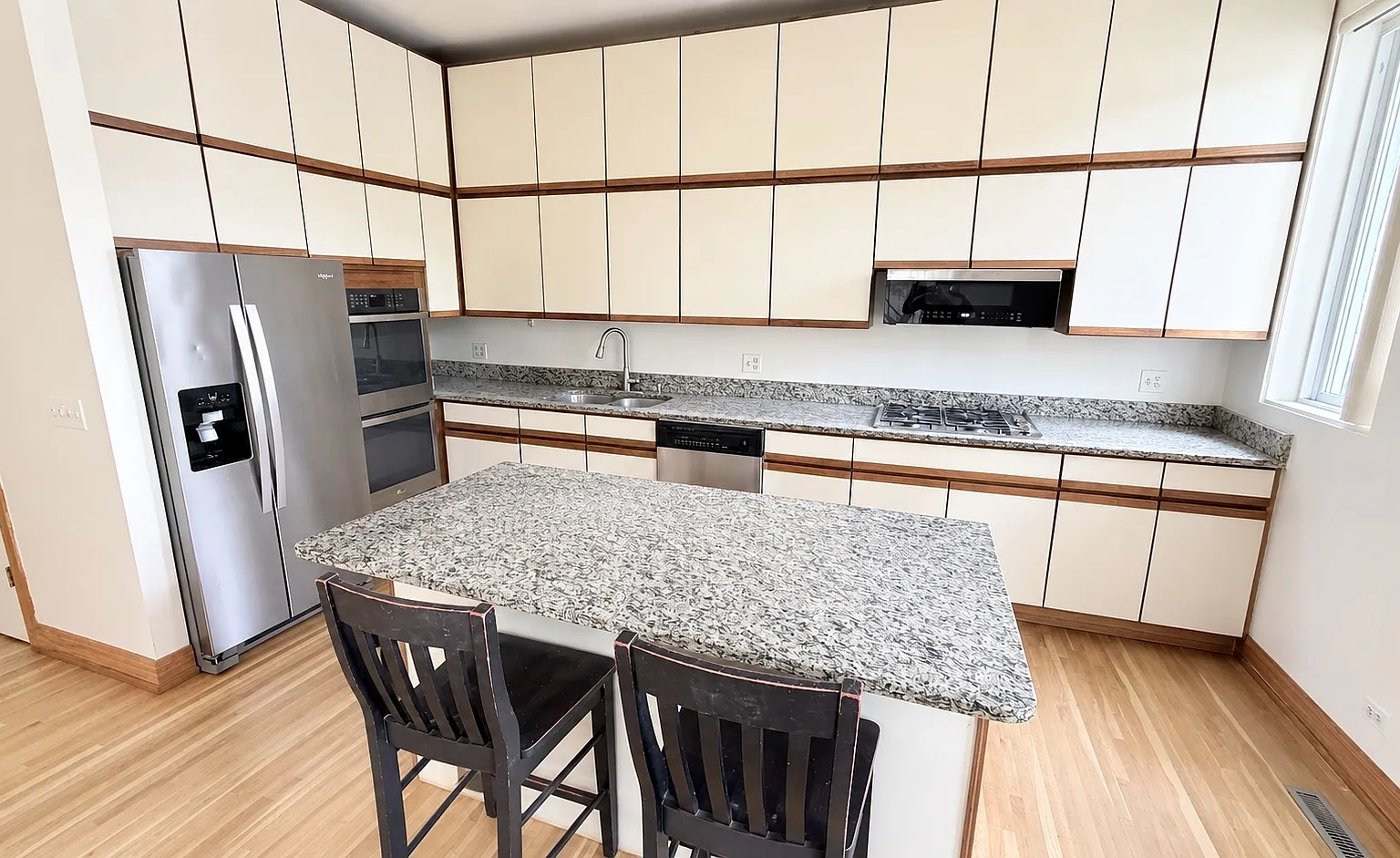 3 bed, 2.5 bath, 1500 sqft, $6,000 — Photo 3