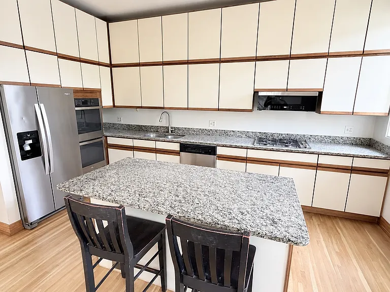 534 W Dickens Ave #2 — Photo 4