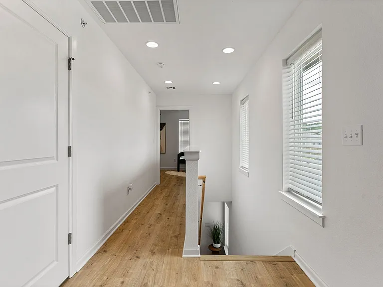 Now offering One & Half Month Free Rent *Advertised Rate is Reflective of Special Offer!* — Photo 49