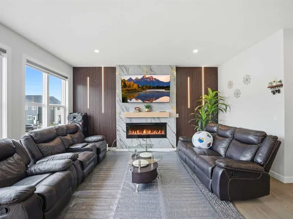 241 S Homestead Cres NE, Calgary, AB T3J 5S4