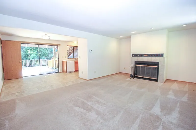 5 bed, 3.0 bath, 1900 sqft, $3,295 — Photo 4