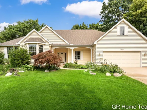 1059 Greenwood Frst SE, Grand Rapids, MI 49546