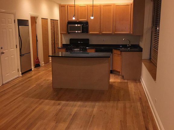 4th image of 958 N Leavitt St #2F