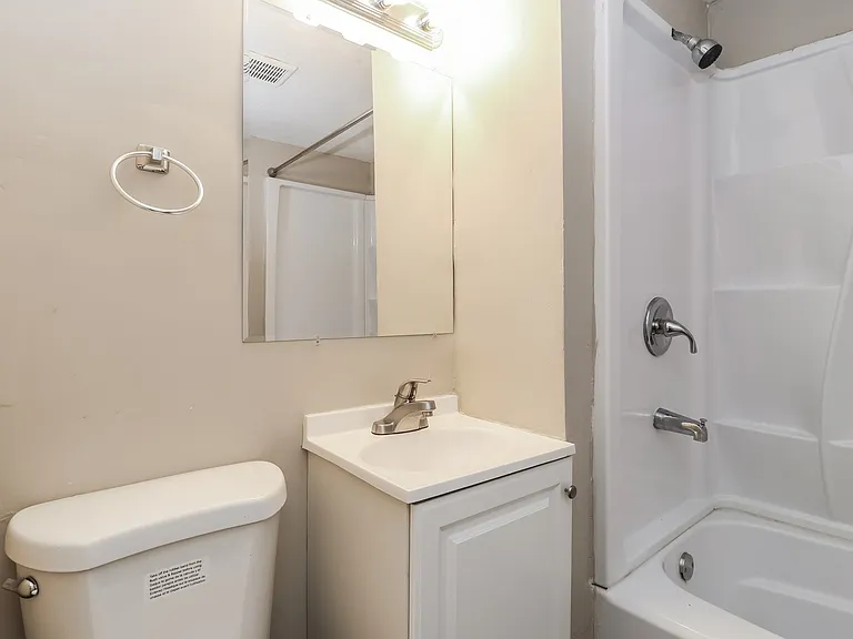 388878_027_bathroom_13068338.jpg