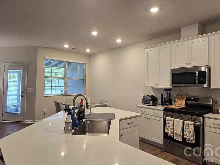8011 Scarlet Maple Ln — Photo 3