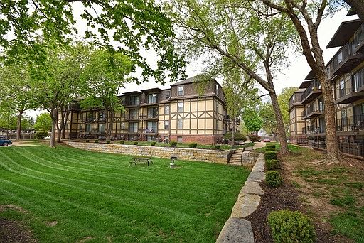 2nd image of 7620 Shawnee Mission Pkwy APT 105