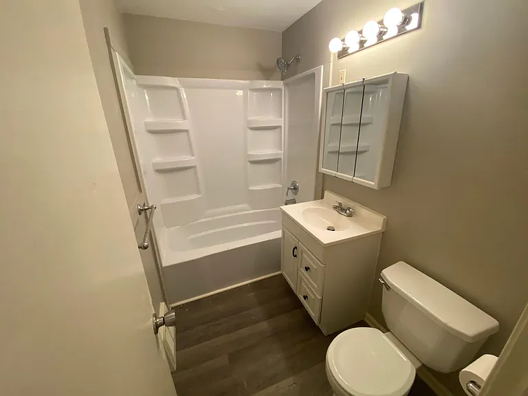 2928 S Northern Blvd — Photo 11
