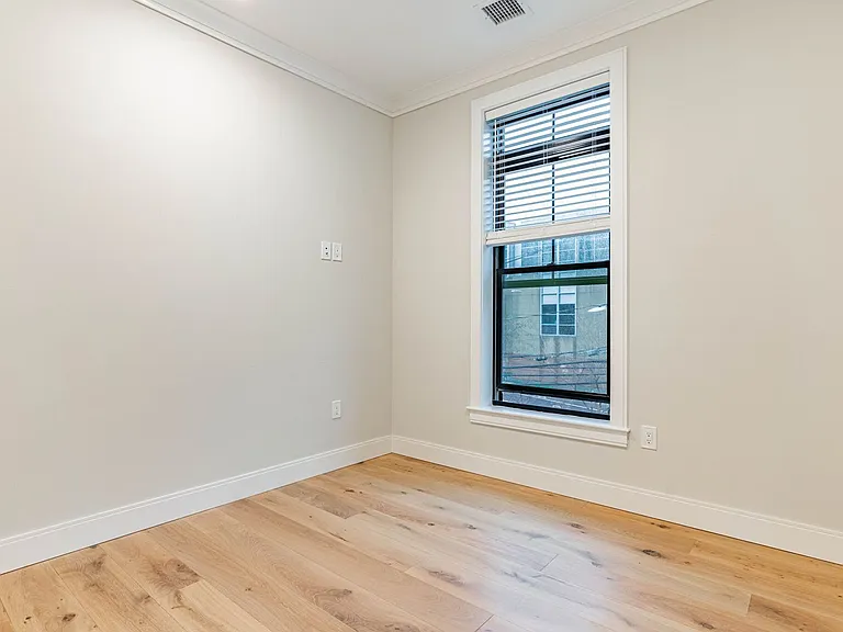 177 Everett St #302 — Photo 2