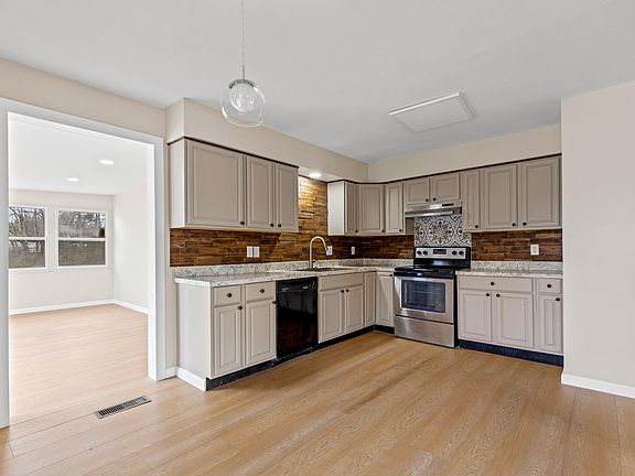 5th image of 1114 McBrien Rd