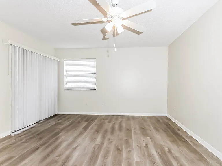 304 Lakeview Dr E — Photo 12