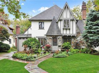 15 Blenhein Ct, Rockville Centre, NY 11570