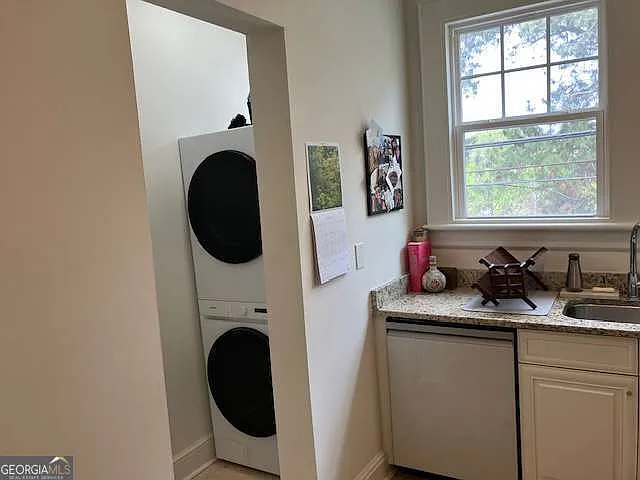 435 10th St NE #18 — Photo 17