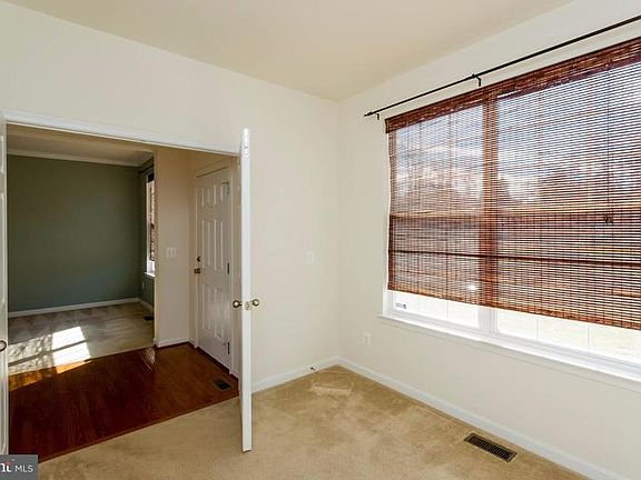 5th image of 9 Hobart Ln