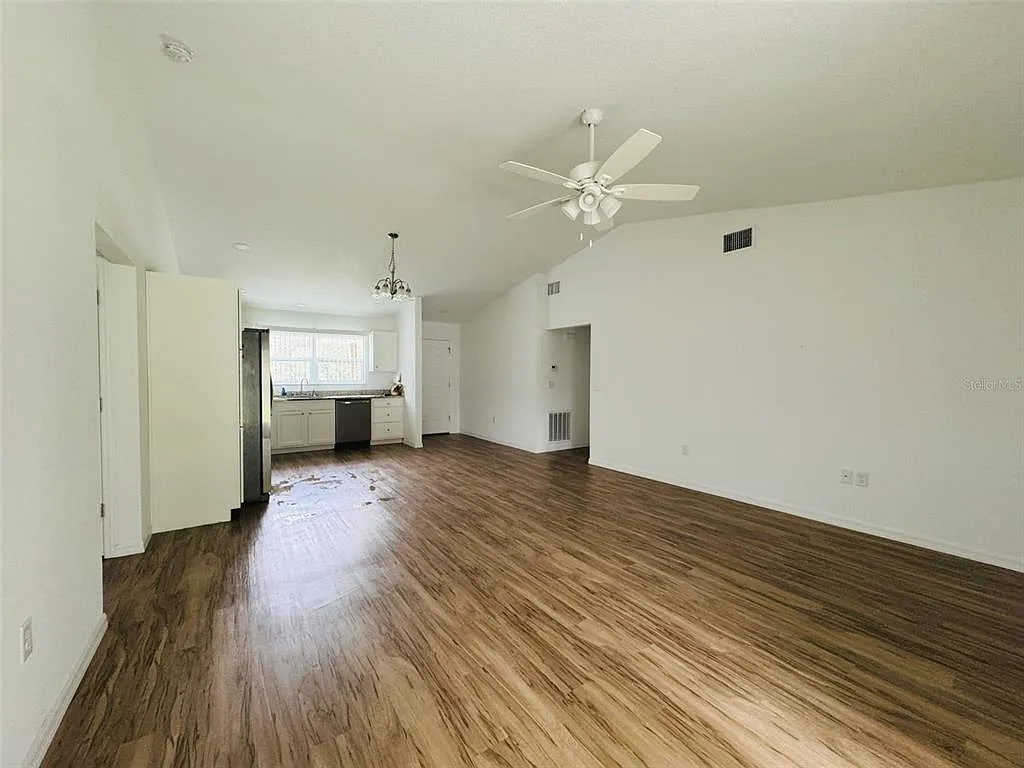 3 bed, 2.0 bath, 1390 sqft, $1,700 — Photo 4