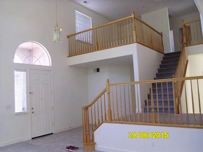 DOUBLE SIDE STAIRS ENTRY