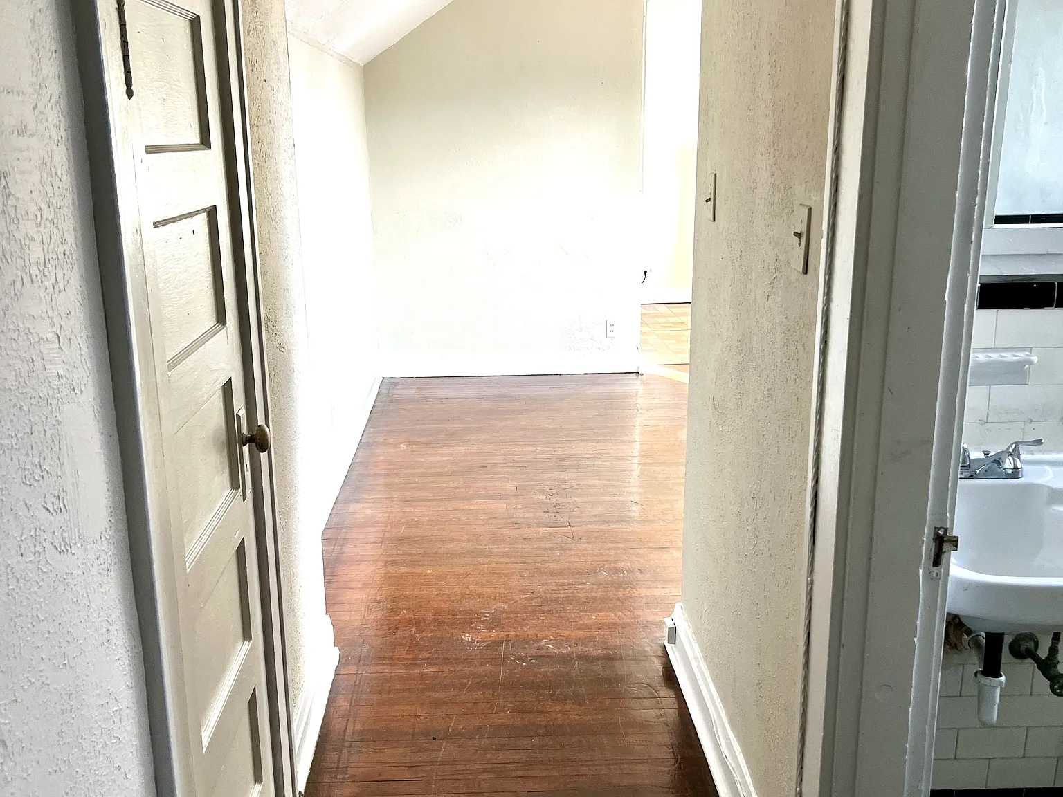 Studio, 400 sqft, $814 — Photo 2