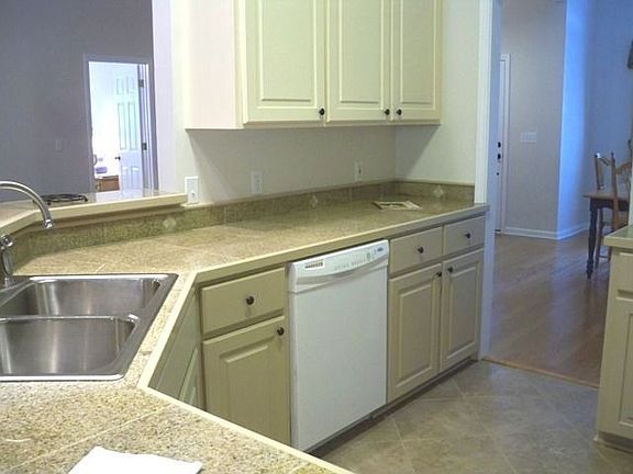 kitchen w/ granite counter tops