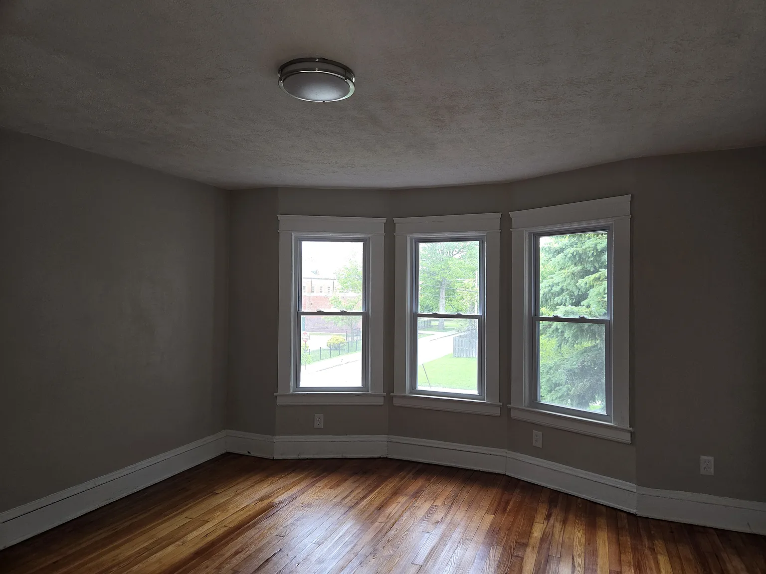 4 bed, 1.5 bath, 1315 sqft, $1,500 — Photo 1