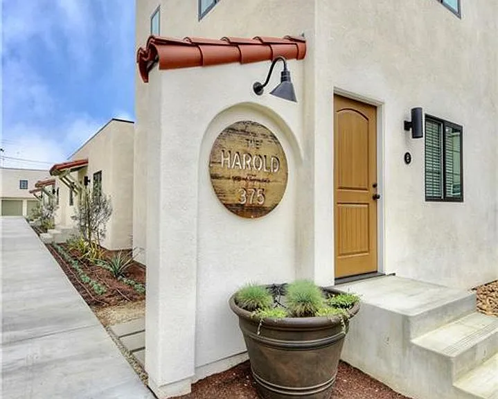 375 Termino Ave — Photo 15