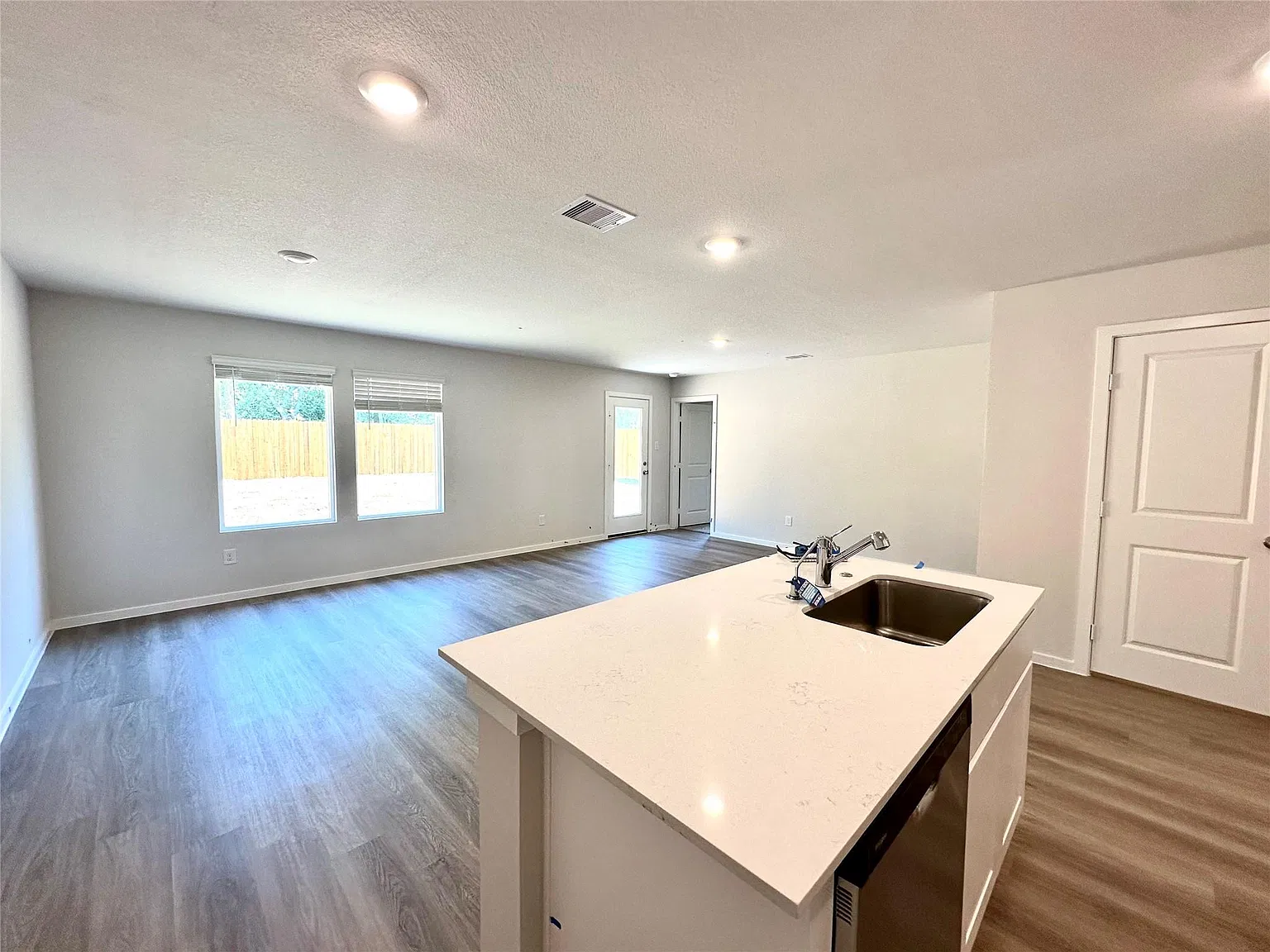 4 bed, 2.0 bath, 1476 sqft, $1,795 — Photo 3