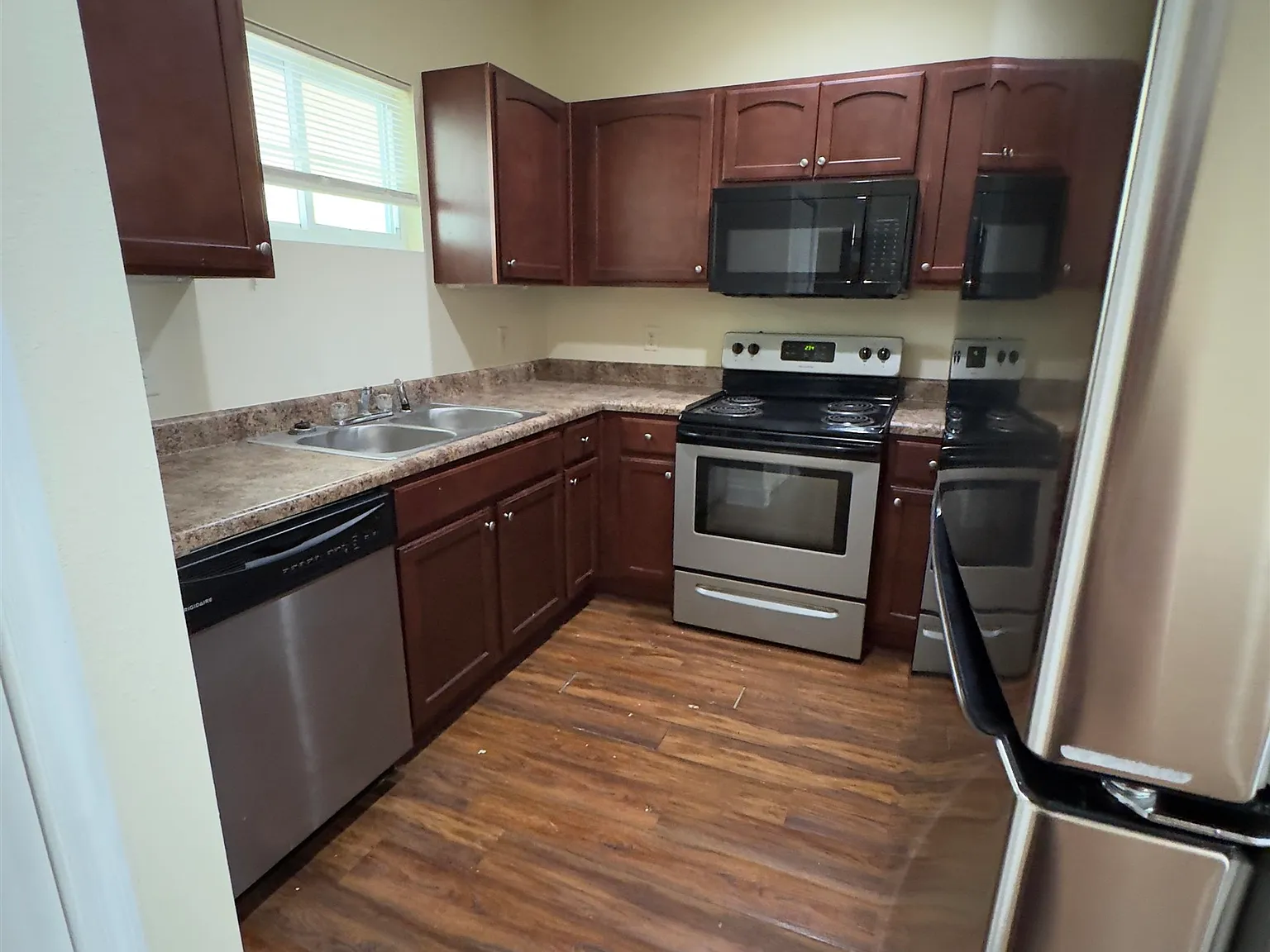 4 bed, 5190 sqft, $1,800 — Photo 2