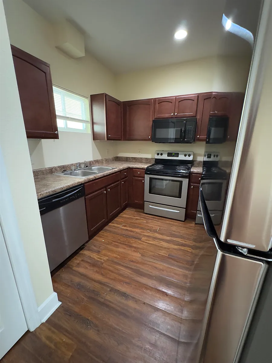 Building Photo - 1846-2 Belle Vue Way #2