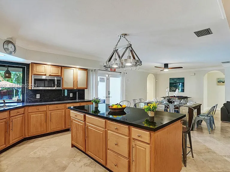 1049 N Southlake Dr — Photo 5