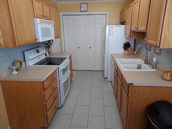 Kitchen with glass backsplash