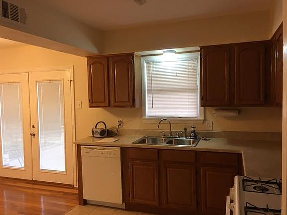 2nd image of 523 Stockton Dr