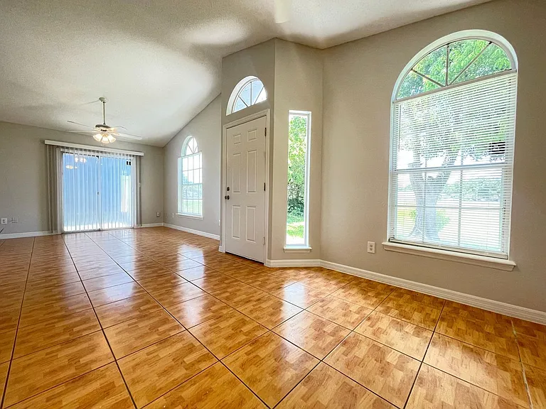 313 San Gabriel St — Photo 16
