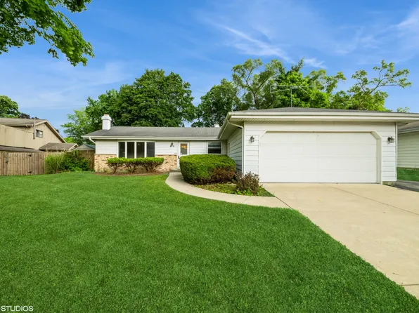 618 Lor Ann Dr, South Elgin, IL 60177