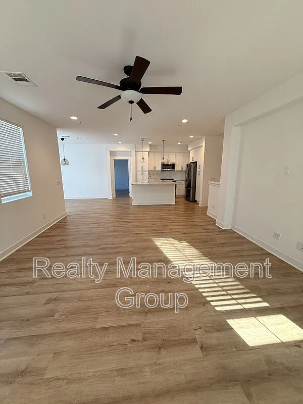 3 bed, 3.0 bath, 1440 sqft, $4,100 — Photo 4
