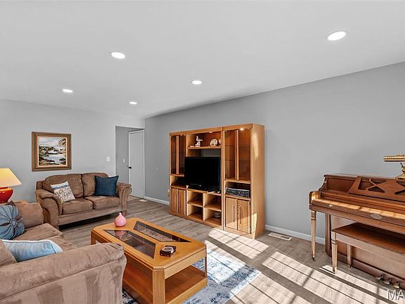 4th image of 412 Woodrun Dr