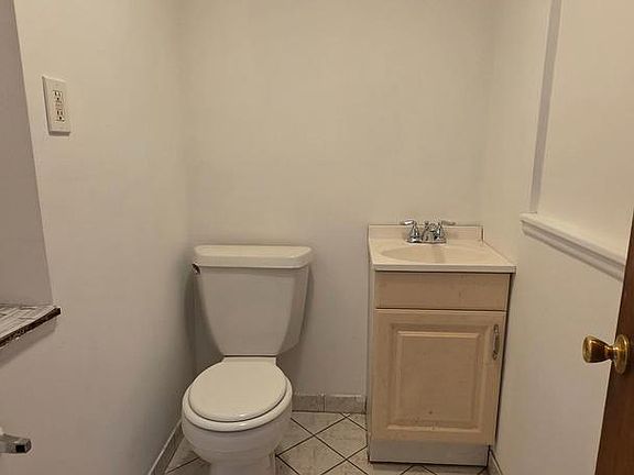 4th image of 2086 E Victoria St
