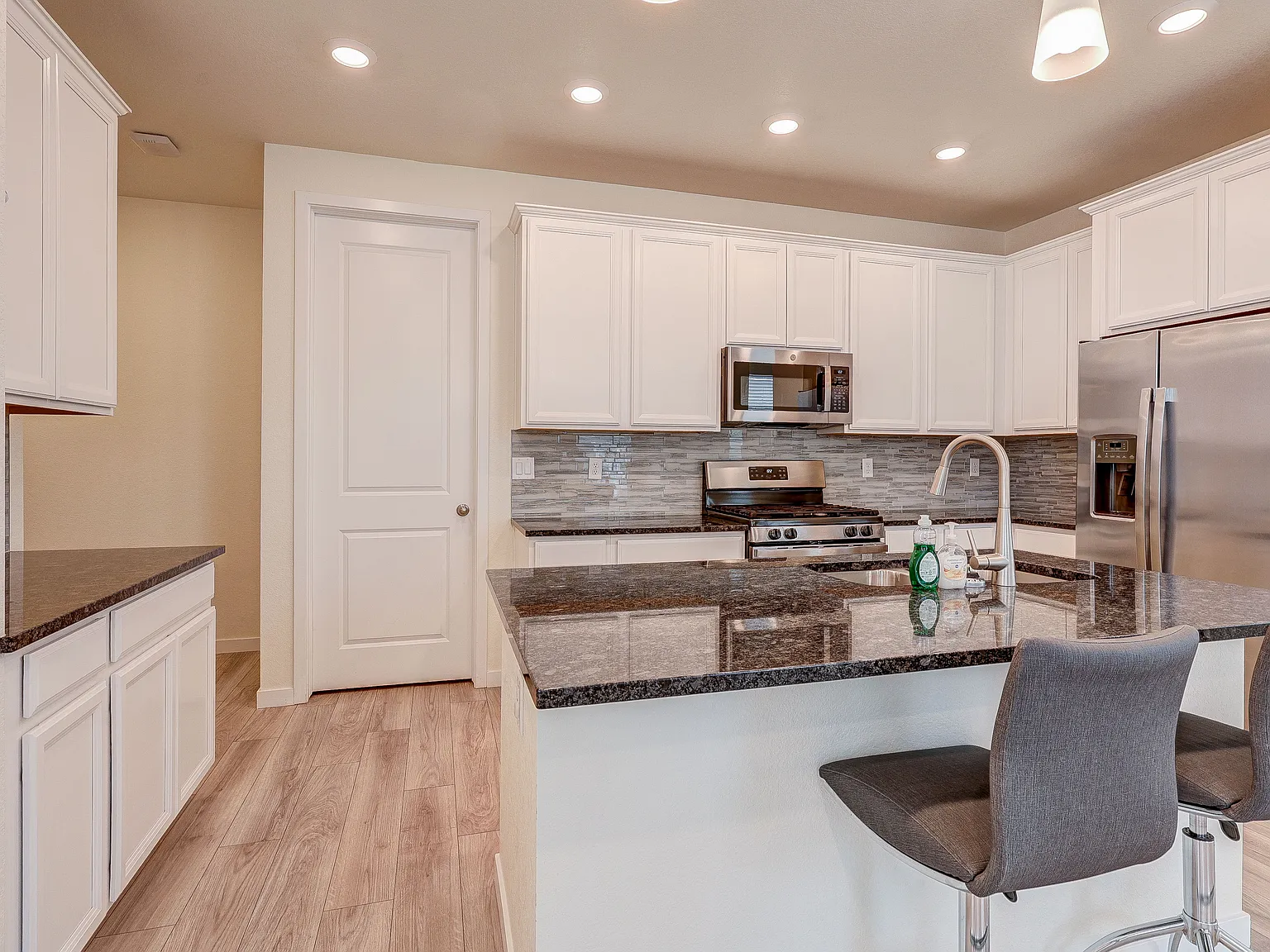 4 bed, 2.5 bath, 1807 sqft, $3,000 — Photo 4
