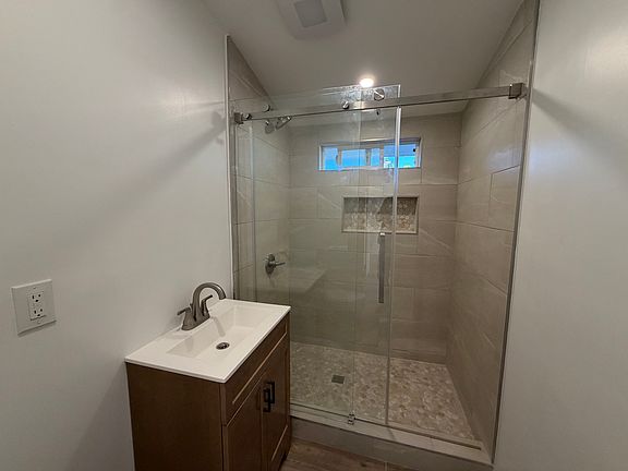 4th image of 20315 Hamlin St #1