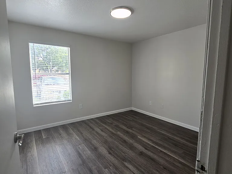 Las Lomas Apartments — Photo 6