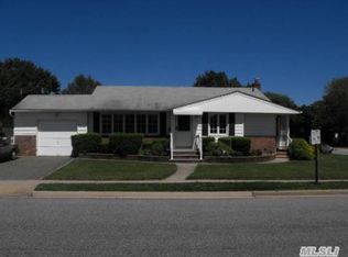 10 Vassar Ln, Hicksville, NY 11801