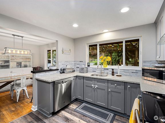 4th image of 3510 Sylvan Drive W