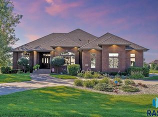 127 Woodland Dr, Madison, SD 57042