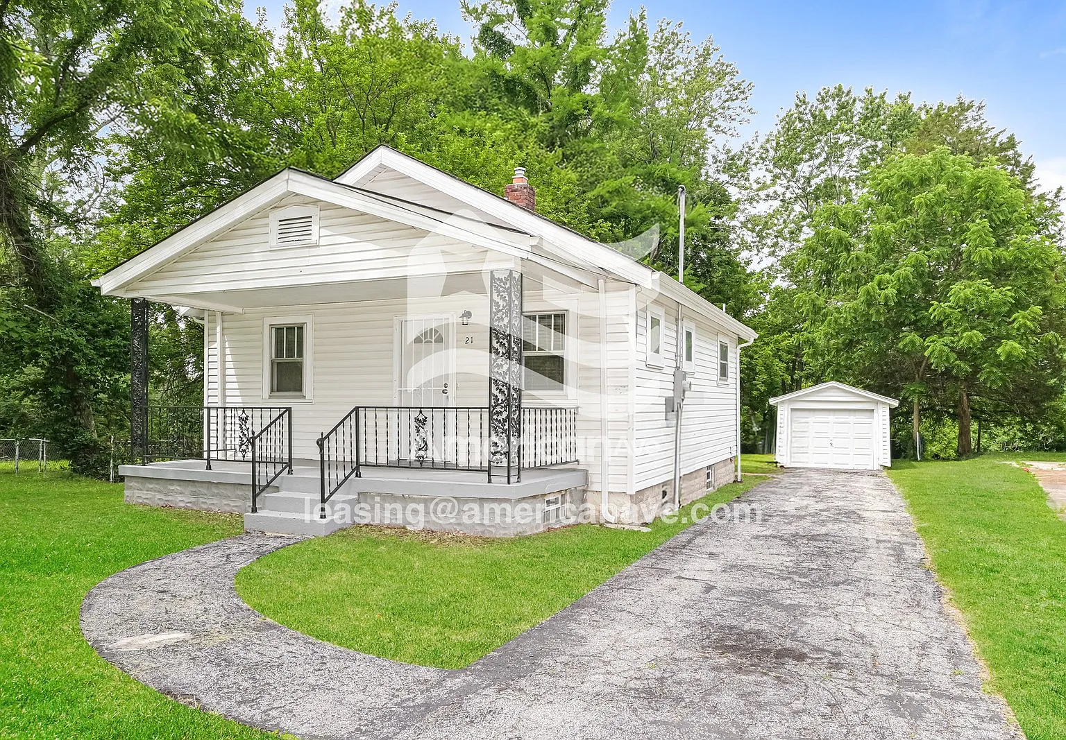 2 bed, 1.0 bath, 837 sqft, $1,240 — Photo 2