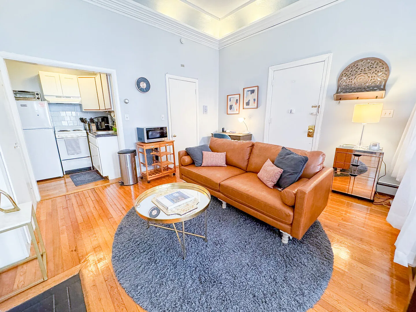 BEA3372 Oversized Furnished Brownstone Studio in Back Bay — Photo 2