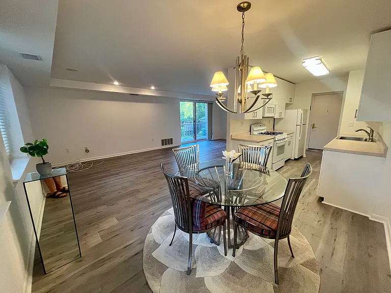 1637 Oakwood Dr #S113 — Photo 8