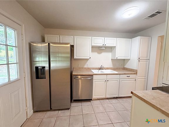 5th image of 912 Hackberry St