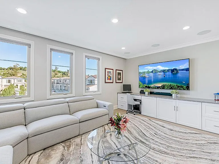 Not a bad place to work from home? Right! The builtins are planned perfectly for you!