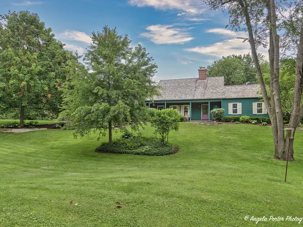 910 Locust Ln, Woodstock, IL 60098